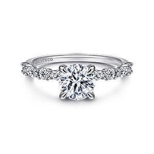 Deciding Between Round and Oval Cut Diamond Engagement Rings