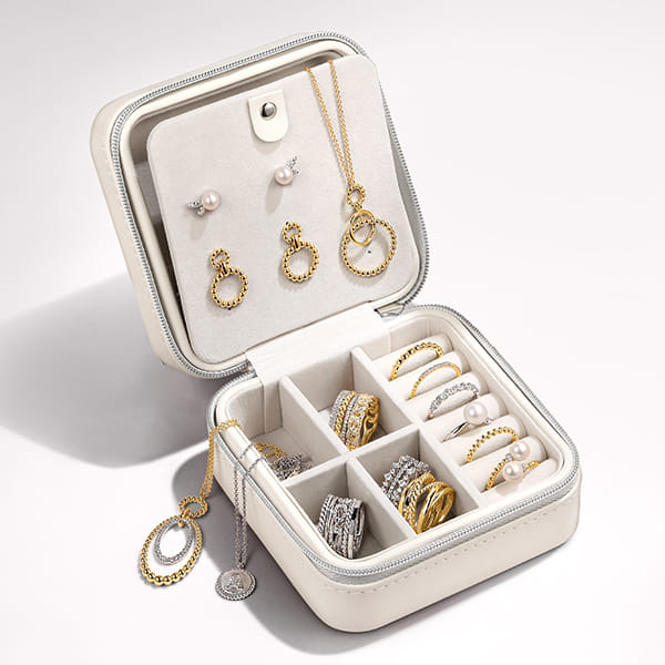 How to Pack Necklaces for Travel