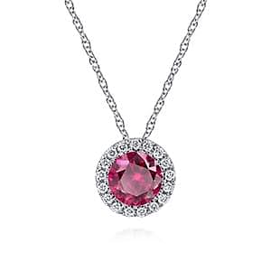 Choosing Stunning Valentine's Day Jewelry for Your Woman