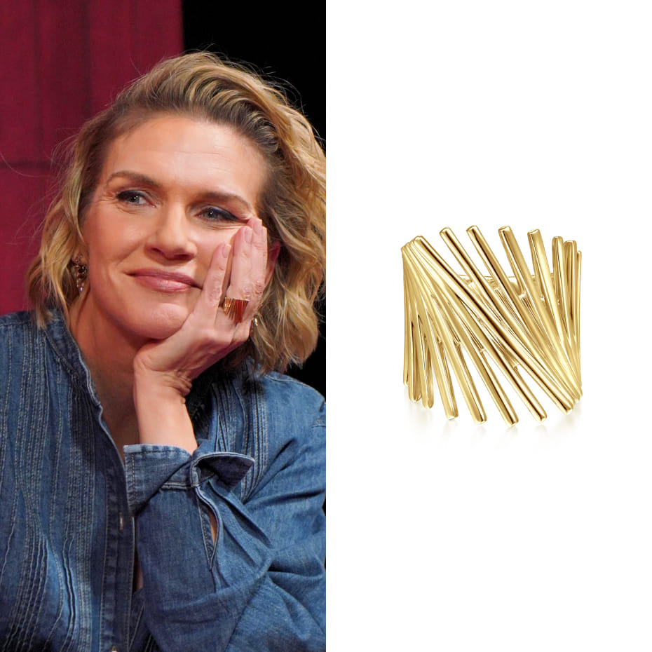 Rhea Seehorn spoke onstage during Puck’s Stories of the Season: An Awards Season Event, wearing a Gabriel & Co. stacked bar cage ring in yellow gold.