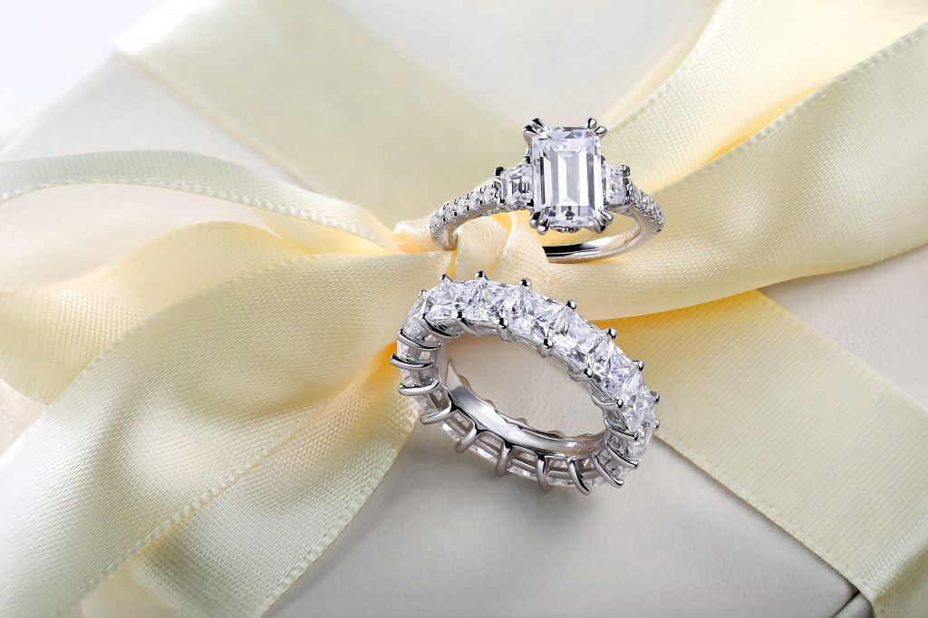 Rose Gold & Baguette Off Center Diamond Ring – HANIKEN JEWELERS NEW-YORK