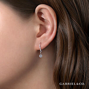 Beautiful Earrings to Gift Your Daughter on Her Graduation Day