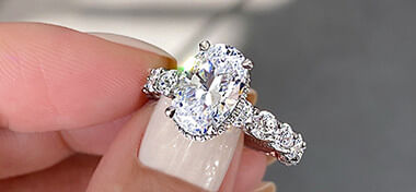 The Royal Appearance of Oval Halo Engagement Rings