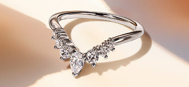 How To Choose the Right Curved Band for Your Wedding or Anniversary?