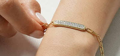 How to put on a bracelet by yourself